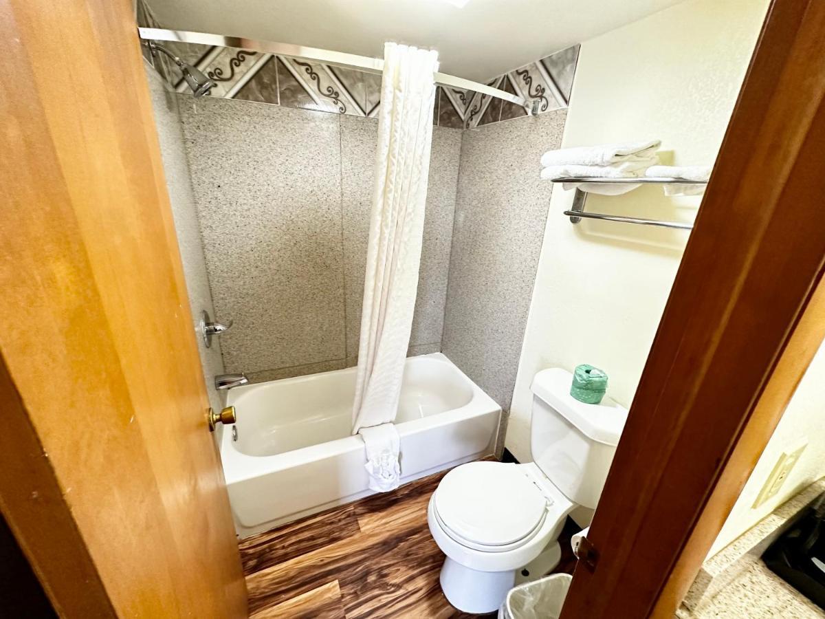 Regency Inn Iola מראה חיצוני תמונה
