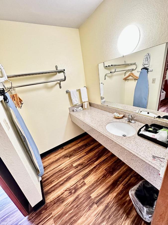 Regency Inn Iola מראה חיצוני תמונה