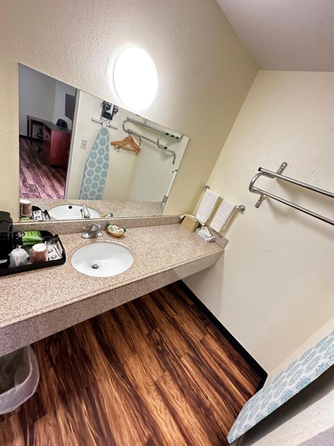 Regency Inn Iola מראה חיצוני תמונה