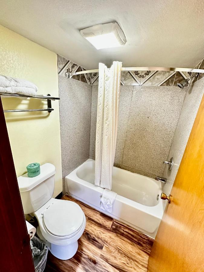 Regency Inn Iola מראה חיצוני תמונה