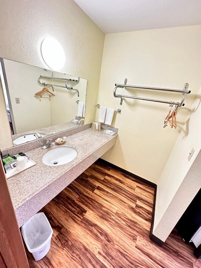 Regency Inn Iola מראה חיצוני תמונה