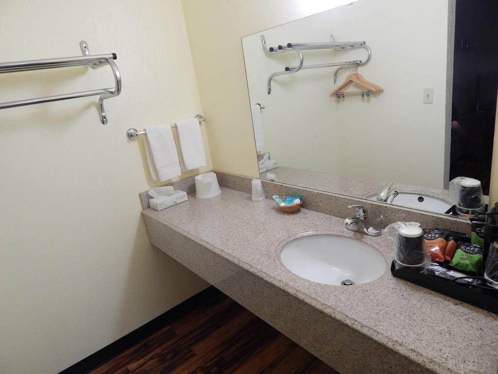 Regency Inn Iola מראה חיצוני תמונה